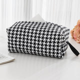 Lumaire – Knitted Tissue Holder
