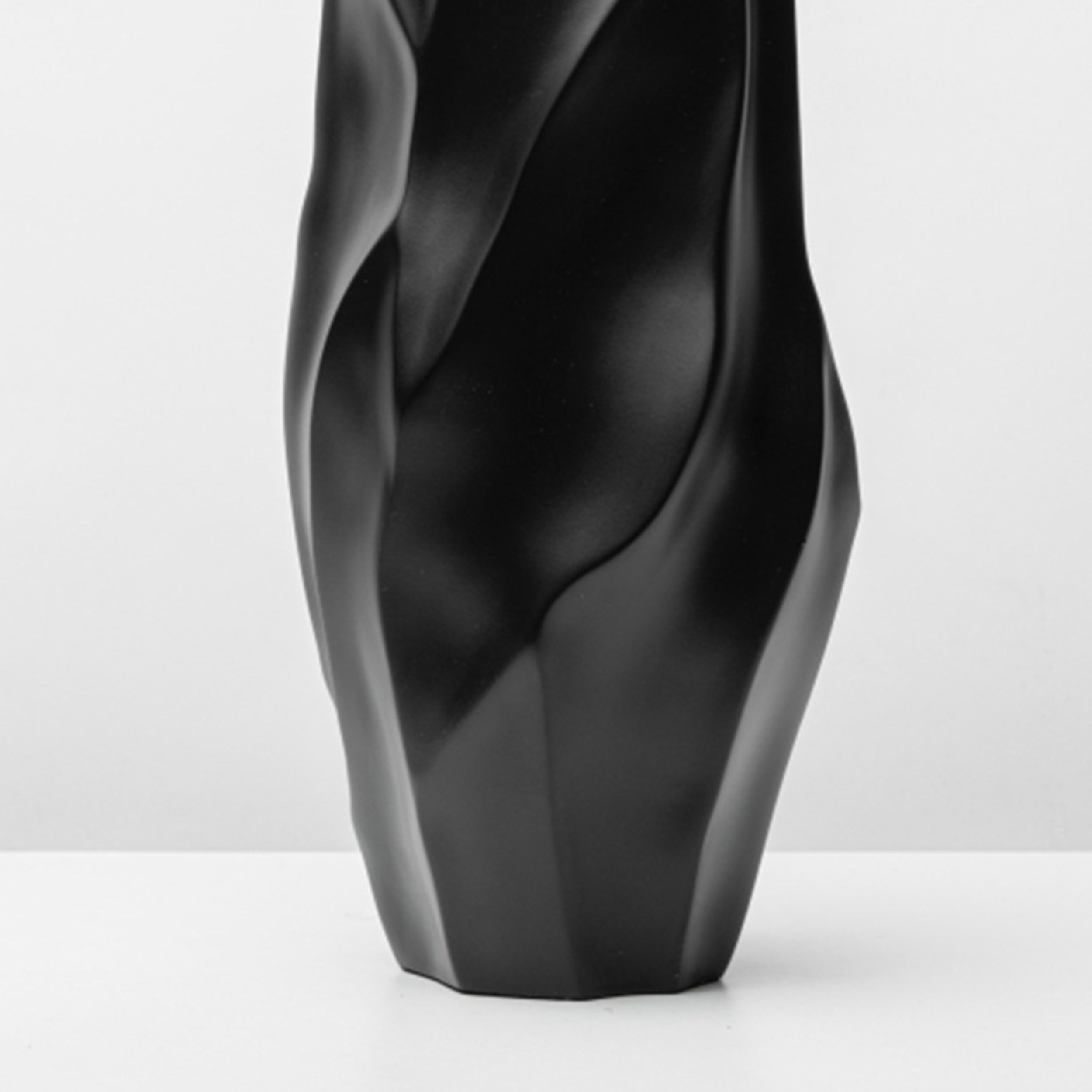 ShadowTwist – Resin Vase