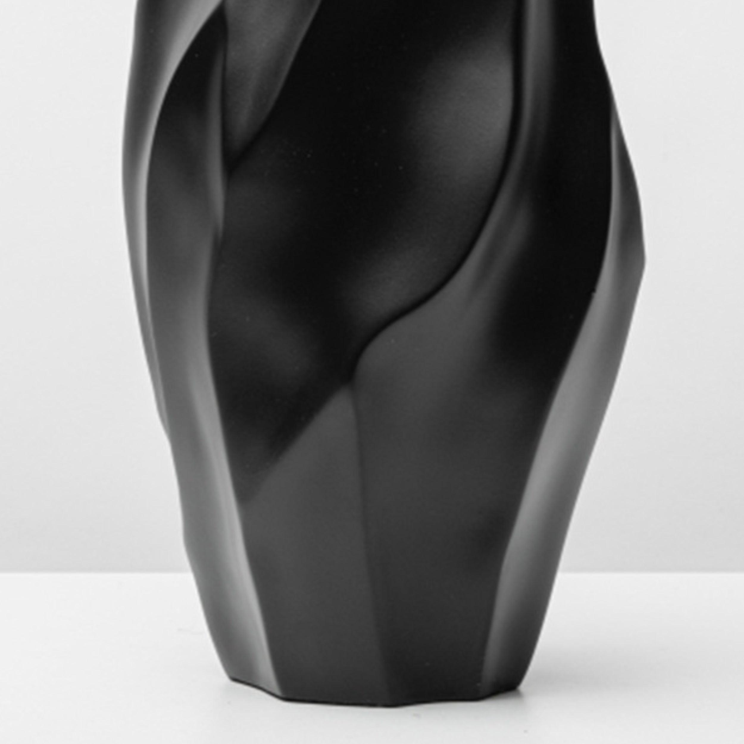ShadowTwist – Resin Vase